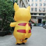Opblaasbare Pikachu Mascotte achterkant